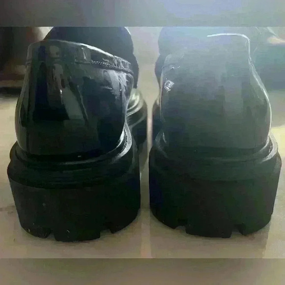 Guess black patent leather lug sole loafers with gold tone G link chain W size 8 - Picture 6 of 8